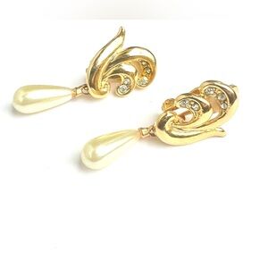 Vintage Faux Pearl Drop Gold Tone Rhinestone Swirl Twist Clip on Earrings